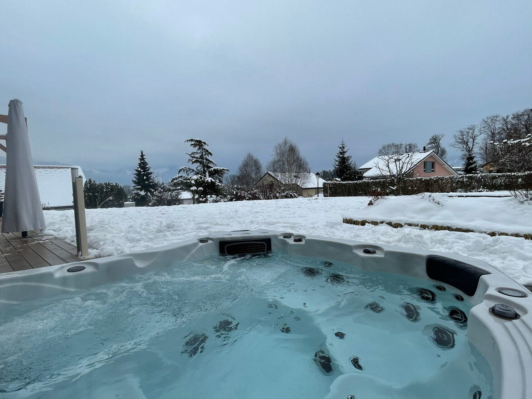Spa Idyllique installé sous la neige