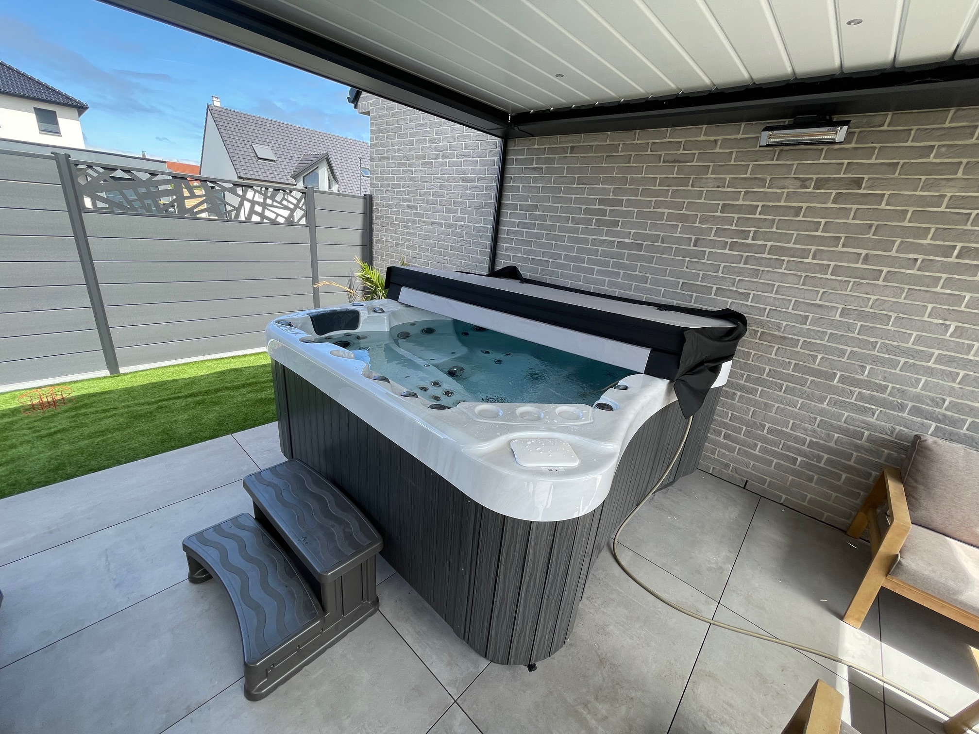 Spa Idyllique sous une pergola, ambiance sereine